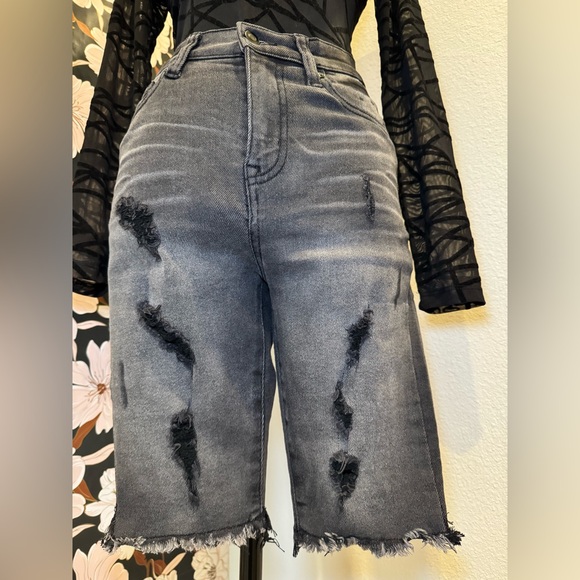 No Boundaries Cut-Off Shorts Women’s 7 Black Denim Distressed High-Rise - Picture 2 of 8